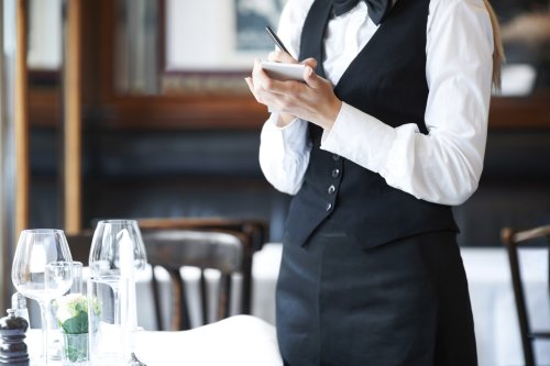 Kellner reden über Sie: Das ist die geheime Sprache in Restaurants