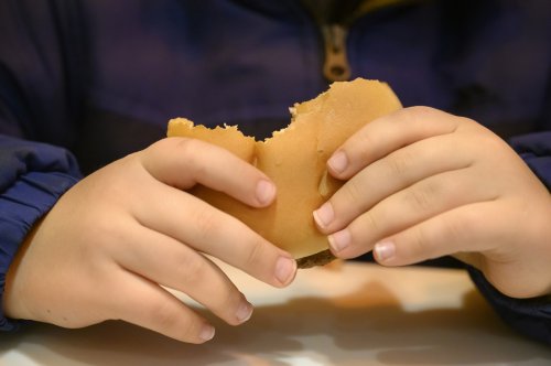 Neue Studie: Was Fast-Food-Werbung mit Ihrem Kind macht - nach nur 5 Minuten