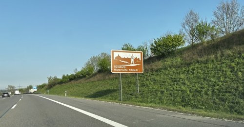Braun-weiße Schilder an der Autobahn: Warum sie bald verschwinden könnten