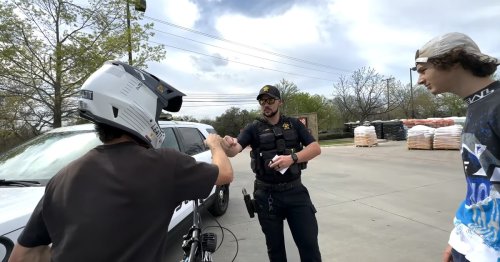 Motocross-Fahrer nutzt Baumarkt als Stunt-Parcour: Selbst die Polizei feiert's
