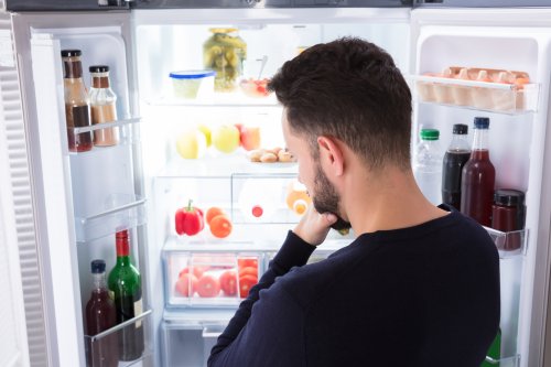 Bei den hohen Temperaturen im Sommer hat der Kühlschrank ordentlich zu tun. Allerdings sollten Sie nicht unbedacht am Kühlschrank herumschrauben, denn das kann schnell zum Totalschaden führen.