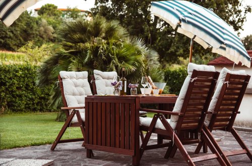 Geheimtipp: Das beste Pflegemittel für Gartenmöbel steht in Ihrer Küche