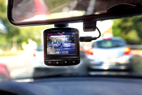 Dashcam im Rückspiegel: Was ist erlaubt, was nicht?