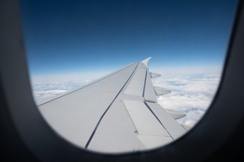 Versteckt im Sitz: Ein geheimer Flugzeug-Trick macht lange Flüge erträglicher