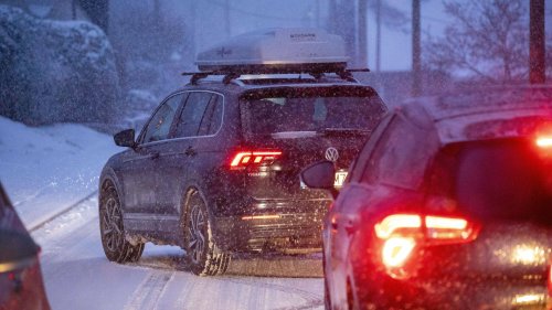 Autofahren im Winter: Warum Sie das Autoradio leiser drehen sollten