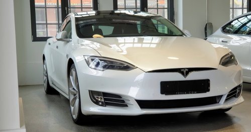 Tesla-Fahrer zeigt Tachostand: Die Zahl erscheint schier unglaublich