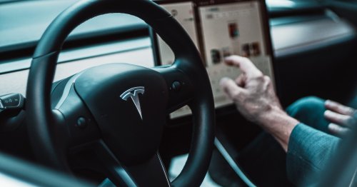 Teslas Autopilot fährt über Rot: Jetzt steht Fahrer wegen Totschlag vor Gericht