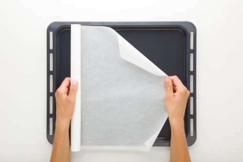 Simpler Trick hilft: So rollt sich das Backpapier nie mehr auf dem Blech