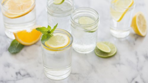 Jeden Tag Wasser mit Zitrone: Das bewirkt das Getränk in Ihrem Körper