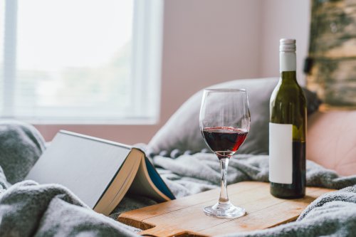 Abnehm-Mythos im Faktencheck: Macht Wein vor dem Schlafengehen tatsächlich schlank?
