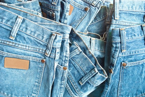Marken-Jeans sind oft richtig teuer und für das Geld erwartet man eine robuste Hose, die im Idealfall mehrere Jahre hält. Leider können viele Marken dieses Versprechen nicht halten und fallen im großen Jeans-Test durch. Darunter auch Levi's, Zara, Esprit und Diesel. Mehr dazu sehen Sie auch im Video.