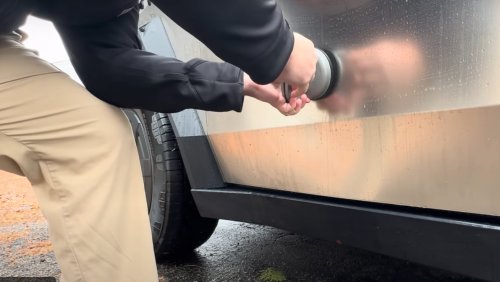 Tesla-Fahrer repariert Delle auf eigene Faust: Statt 3.000 Dollar zahlt er nur 25