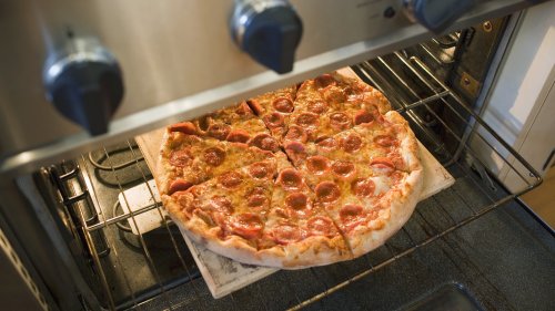 Auf der Packung steht es oft anders: Einfacher Trick macht Ihre Tiefkühlpizza besser