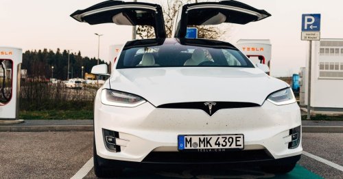 Tesla als „Selbstmord-Spielzeug“ beschimpft: E-Auto-Fahrer zahlt satte Strafe