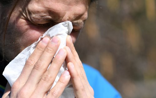 Ohne schädliches Nasenspray: Einfacher Trick macht die Nase frei