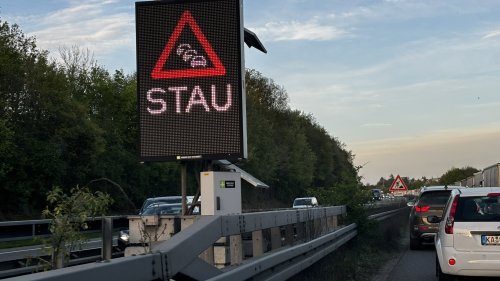 Machen viele Autofahrer: Wer im Stau dabei erwischt wird, muss zahlen