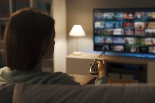 Soll Strom sparen, aber schadet dem TV: Einen Spartipp sollten Sie nicht befolgen