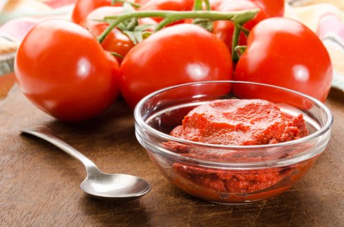 Ekel-Fund in jedem zweiten Tomatenmark: ÖKO-TEST findet Schimmelpilze & Pestizide