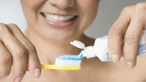 Weiße, gesunde Zähne: Die besten Zahncremes im Test