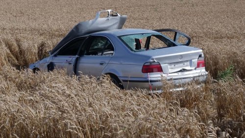 Was soll das denn? Bauern stellen Schrottautos auf ihre Felder