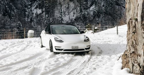 31 E-Autos im Kälte-Kampf: Günstiger Tesla blamiert Mercedes Luxus-Stromer EQS