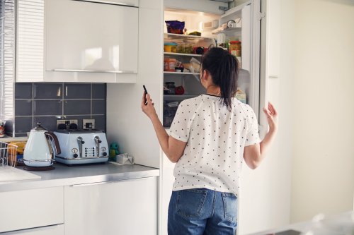 Kühlschrank lange nicht gereinigt? Mit zwei einfachen Hausmitteln wird er wieder hygienisch sauber