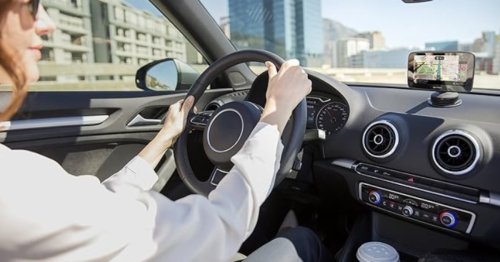 Alexa, Siri und Google Assistent im Auto: Günstiges Tomtom-Gadget machts möglich