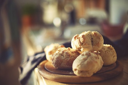 Ofenfrisch und knusprig: Brötchen backen ohne Aufwand – mit nur 4 Zutaten