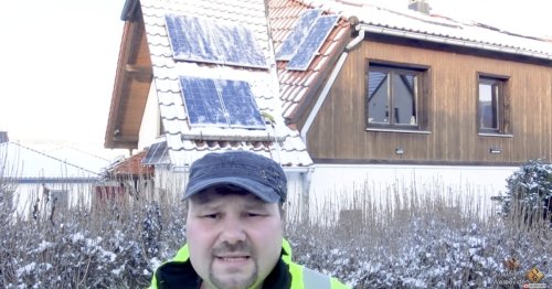 Verschneites Solardach abfegen oder tauen lassen? PV-Besitzer findet klare Worte