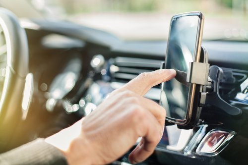 Wer während der Fahrt das Smartphone in die Hand nimmt, macht sich strafbar. Im Rahmen des Pilotprojekts "Überwachung Handy" sollen Autofahrende in Deutschland mittels einer neuartigen Software fotografiert werden, sobald sie am Steuer zum Handy greifen.