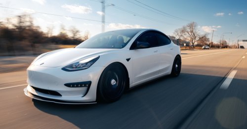 Vater kauft billigsten Tesla: Lohnt sich das Basismodell überhaupt?