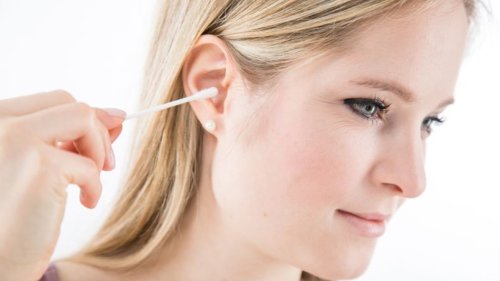 Hygiene ist wichtig. Doch manchmal wird dabei auch ein wenig übertrieben, denn sensible Organe wie das Ohr brauchen nicht so viel Pflege, wie Sie denken. Zwei Experten erklären, welche Risiken die Reinigung mit Wattestäbchen haben kann.