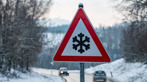 Verkehrsschild mit Schneeflocke: Das müssen Autofahrer beachten