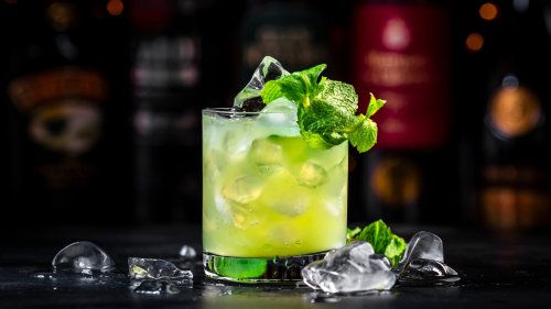 The Easy Ice Trick Every Home Bartender Needs To Keep Cocktails Cold And Undiluted