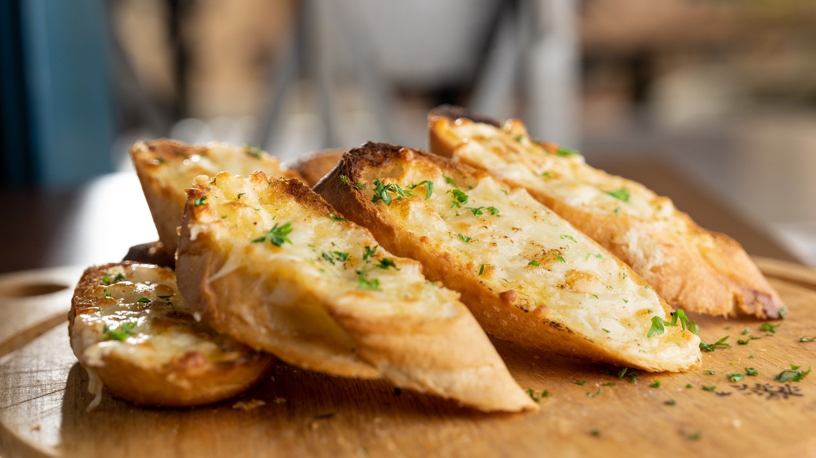 The Best Garlic Bread Uses Garlic Powder, But With An Extra Step