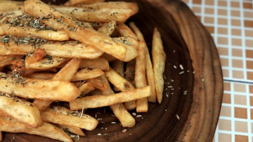Why restaurant fries stay crispy for so long (and yours don't)