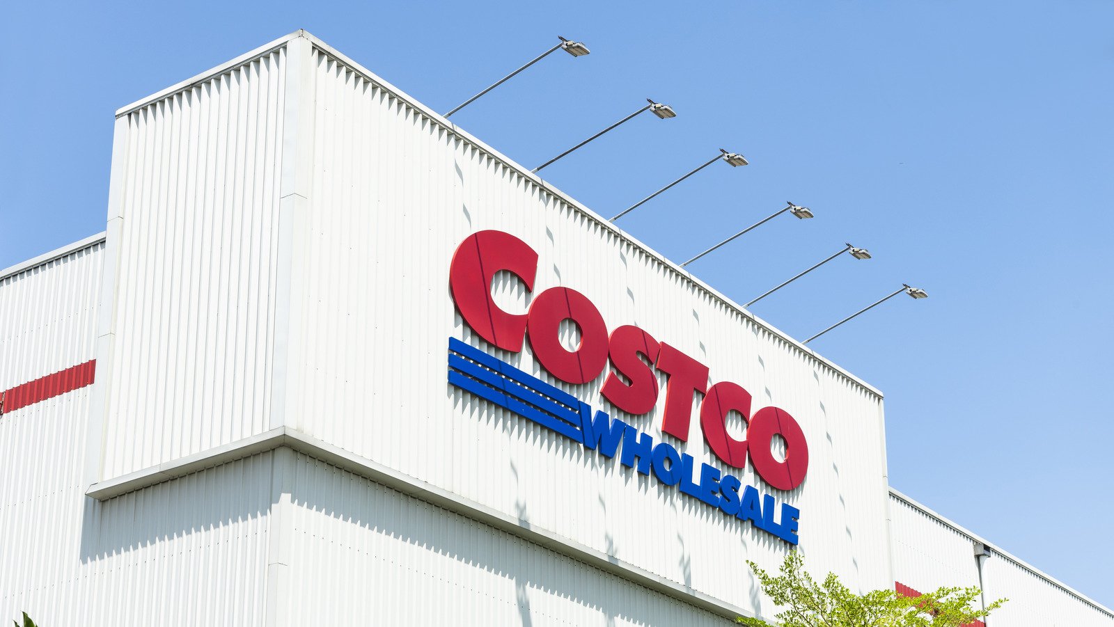 What Costco Workers Are Looking For When They Check Your Receipt