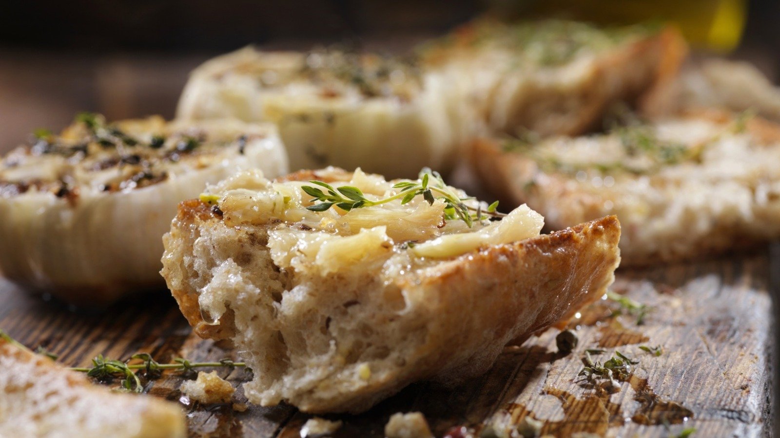 The Unconventional Cheese You Need For Game-Changing Garlic Bread