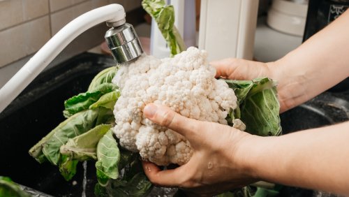 Instead Of Throwing Out Cauliflower Leaves, Use Them To Make This Simple And Tasty Snack