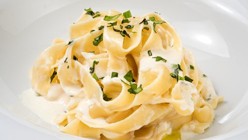 This Grocery Store Brand Makes The Absolute Best Jarred Alfredo Sauce