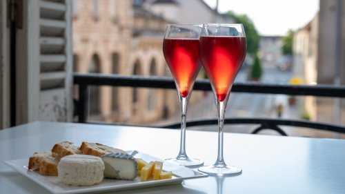 This 2-Ingredient Champagne Cocktail Is The Best Way To Welcome In Warmer Weather