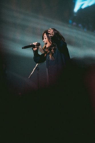 Kari Jobe says getting alone with God helps fight the ‘noise of the world,’ talks power of worship