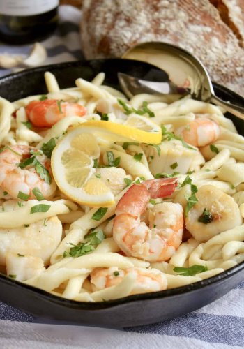Seafood Pasta with Shrimp and Scallops (and Garlic!)