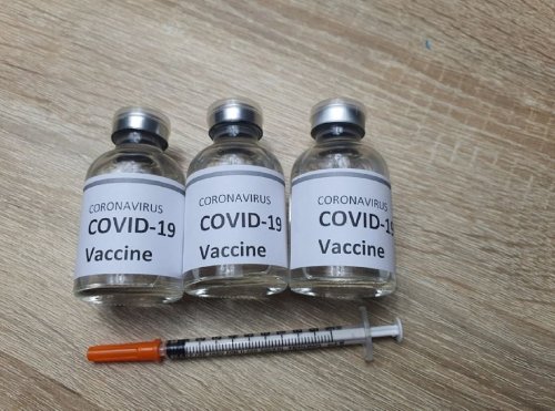 UK clears new Moderna vaccine targeting Omicron variant