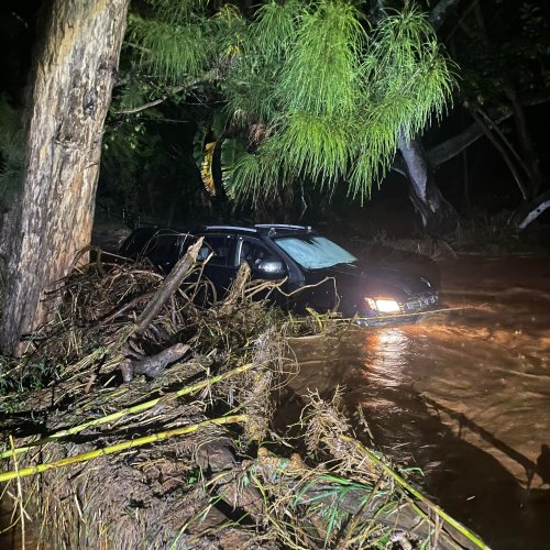 Driver abandons SUV in flooded road in Durban – The Citizen