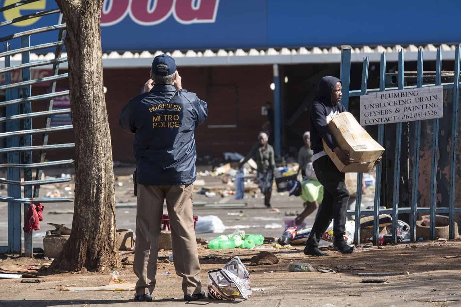 Gauteng residents wake up to more protests and burning buildings