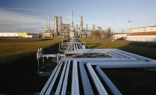 Poles apart? EU closes in on Russian oil price cap but awaits Poland's approval