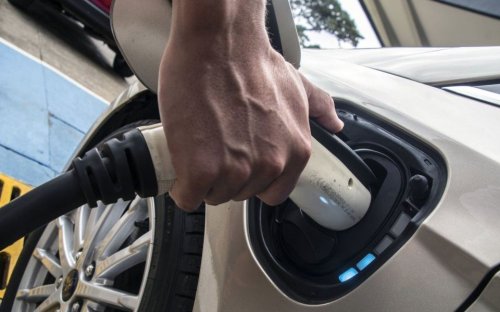 Trouble insuring electric vehicles threatens green shift, experts warn