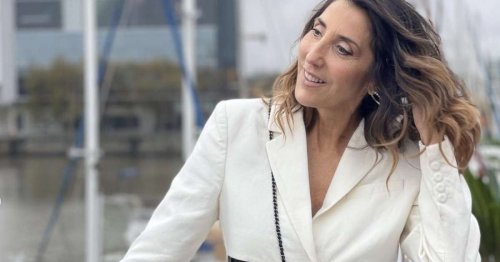 La chaqueta blanca de lino de Mango que moderniza el look básico de Paz Padilla: atrevida y elegante a los 50