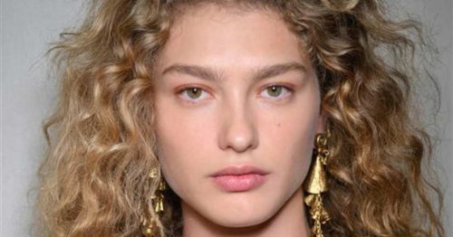 Conchi Arias, peluquera curly: “Cuando hablamos sobre cuánto prolongar el tiempo entre lavados en el cabello rizado, entre 3 y 7 días es lo recomendable"